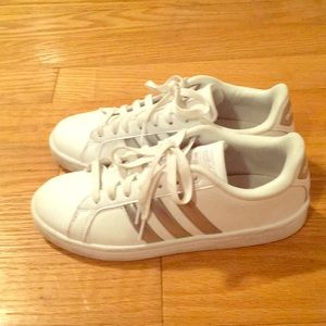 Adidas original style tennis shoes